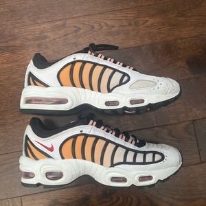 Women’s Nike Airmax tail wind 4 tiger
